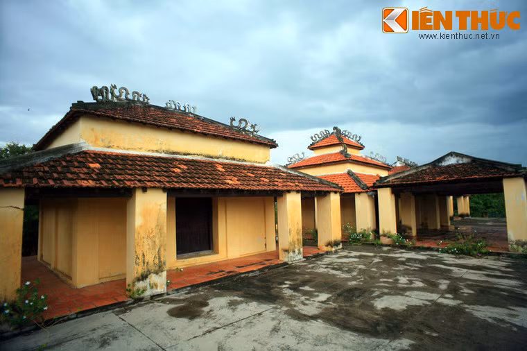 Ðền thờ gồm có 5 gian xây dựng theo hình chữ T, với 3 gian nhà ngang phía sau dùng để thờ phụng. Gian giữa thờ vua Pô Klông - Mơh Nai có 3 tầng, thu nhỏ lại ở phần đỉnh. Trên đỉnh gắn 4 con Ma Ka Ra (con thú trong thần thoại người Chăm dạng như con rồng của Việt Nam) tượng trưng cho uy quyền của nhà vua.