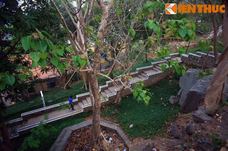 Vẻ đẹp của Thích Ca Phật Đài là sự kết hợp hài hòa giữa kiến trúc tôn giáo và phong cảnh thiên nhiên. Toàn bộ khuôn viên ngôi chùa như một vầng trăng khuyết chia thành ba cấp theo hình tháp, cao dần từ 3 m đến 29 m so với mực nước biển.