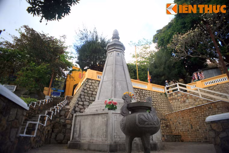 Tiên thân của Thích Ca Phật Đài là ngôi chùa Thiền Lâm khiêm tốn nằm trên sườn núi hoang vu. Đến năm 1961, Giáo hội Tăng Già Nguyên Thủy Việt Nam đã tổ chức trùng tu ngôi chùa và xây cất Thích Ca Phật Đài. Sau hơn một năm xây dựng, tháng 3/1963, Thích Ca Phật Đài được khánh thành.