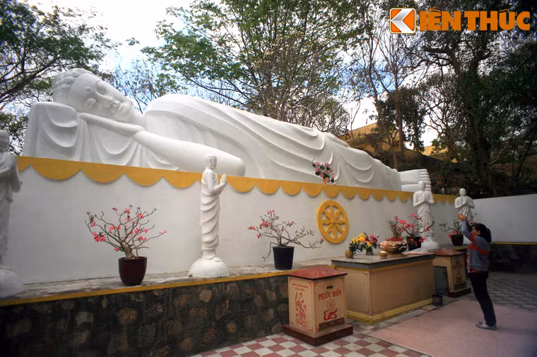 Bên cạnh tượng đức Phật thành đạo, trong quần thế tượng Phật ở nơi đây còn có tượng Phật nhập Niết bàn quay về hướng Tây, cao 2,4 m, dài 12,2 m, bên dưới 9 tỳ khưu đứng chắp tay.