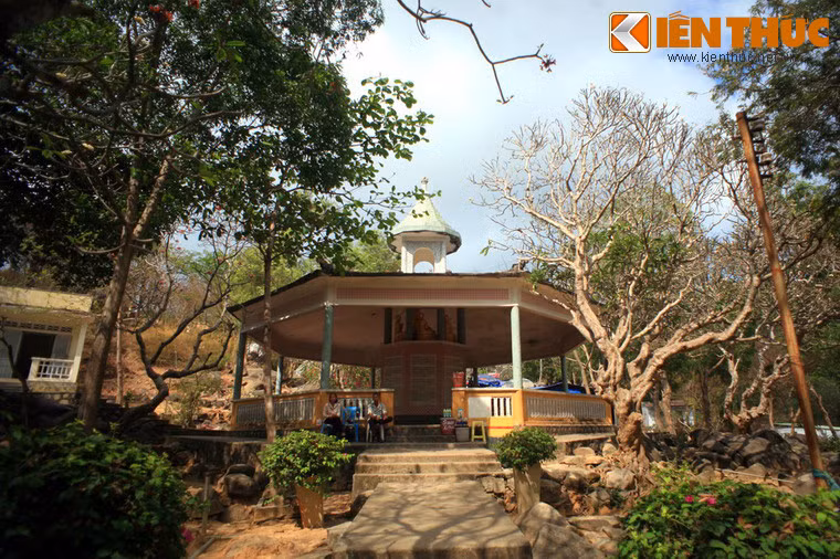 Nhà Bát giác là một công trình mang kiến trúc thanh thoát, có tượng Đức Phật chuyển pháp luân ngồi trên toà sen trên đỉnh.