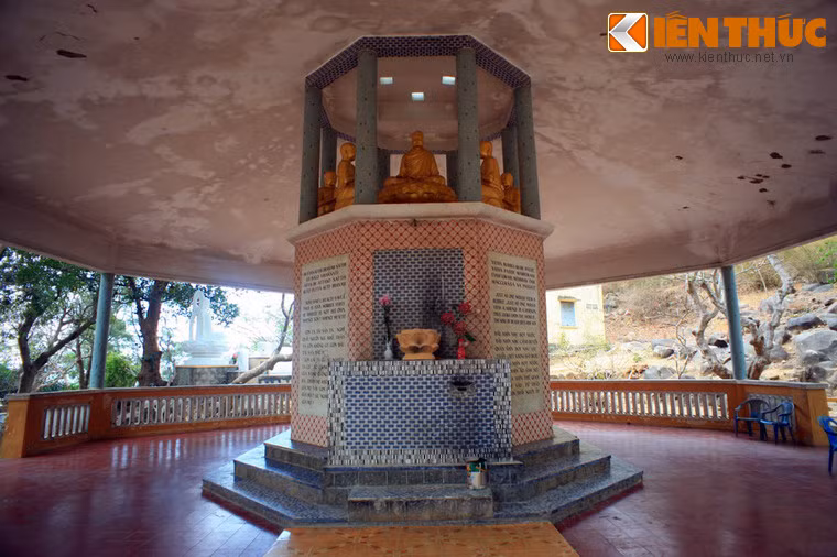 Bên trong nhà Bát giác có một bàn thờ với tượng năm anh em đại sỹ Kiều Trần Như Kondanna ngồi nghe thuyết pháp tại vườn Lộc Giả Isipatana.