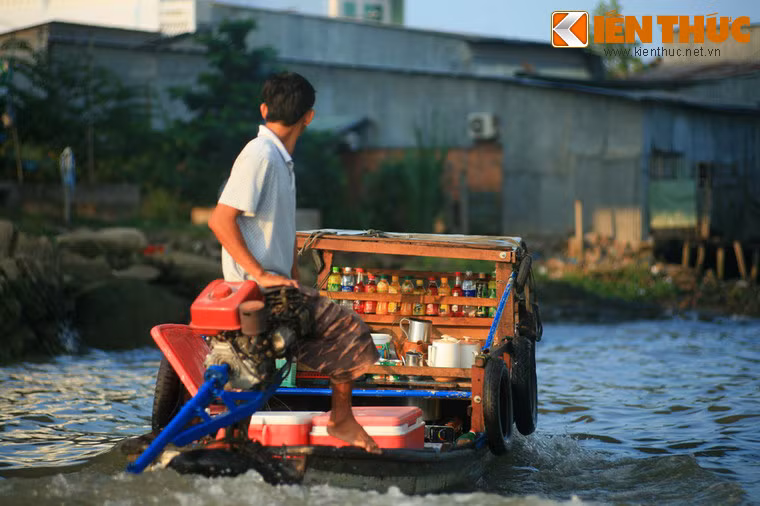 Nét độc đáo khác của chợ nổi là có cả những chiếc xuồng cung cấp dịch vụ phong phú như quán cà phê giải khát, quán ăn, đồ nhậu...