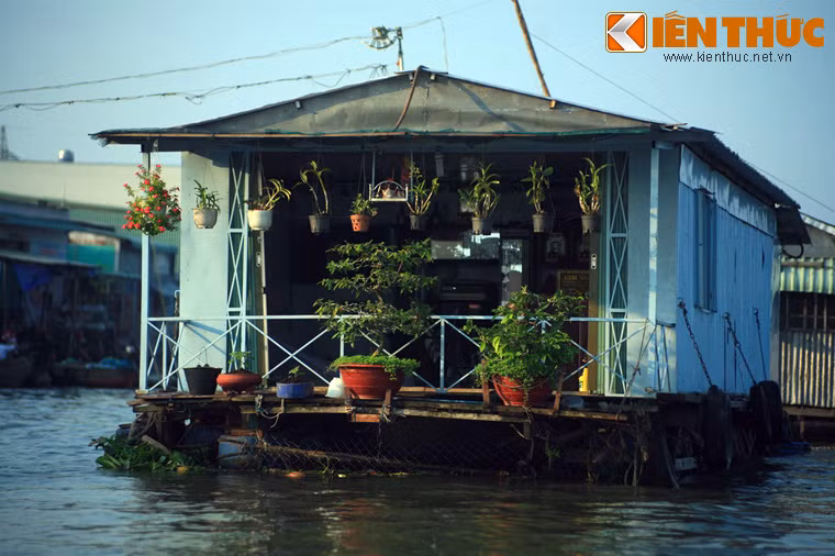 Hòa mình vào không khí nhộn nhịp của buổi chợ, du khách còn có thể quan sát, tìm hiểu sinh hoạt của các gia đình với nhiều thế hệ chung sống trên ghe.