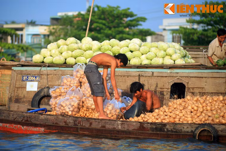 Thuở xưa, chợ nổi Cái Răng hình thành là vì đường bộ và phương tiện lưu thông đường bộ chưa phát triển, việc trao đổi hàng hóa chủ yếu thực hiện bằng hệ thống đường thủy.