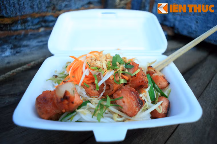 Quán phục vụ các món ăn đặc trưng Nam Bộ như bún thịt nướng, hủ tiếu, bánh cánh... với giá rẻ và hương vị rất quyến rũ.