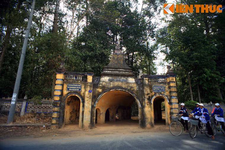 Do cổng phụ của ngôi chùa được thiết kế như một cái hang nên người dân trong vùng quen gọi đây là chùa Hang. Lâu dần, khách thập phương chỉ còn biết đến ngôi chùa qua tên gọi chùa Hang Trà Vinh.