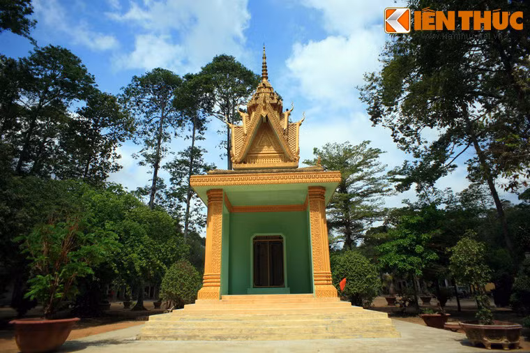 Cũng những ngôi chùa thuộc hệ phái Phật giáo Nam tông Khmer khác, chùa Hang có vai trò rất quan trọng trong đời sống tinh thần của người dân Khmer ở đây.