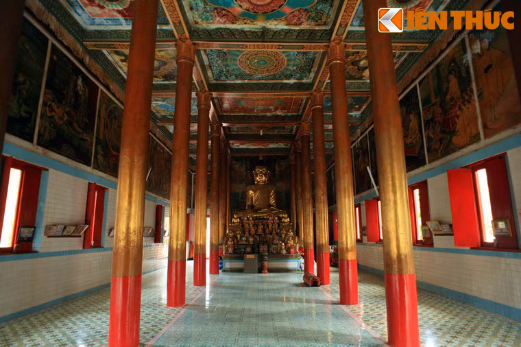 Bên trong chính điện là hai hàng cột cao lớn uy nghi, ở giữa là bàn thờ. Tượng Phật Thích Ca to lớn đặt trên cao, phía dưới là những tượng Phật Thích Ca nhỏ hơn trong nhiều tư thế khác nhau.