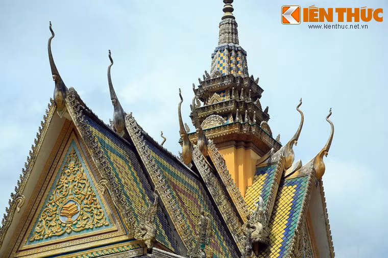 Mái của chính điện được cấu tạo gồm nhiều lớp chồng lên nhau làm nên khoảng không gian cao vút, đỉnh nhọn như một chóp tháp.