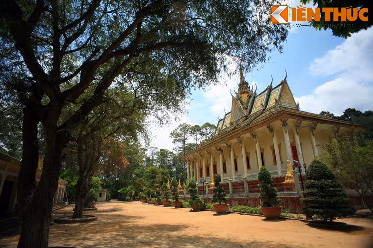 Với nét độc đáo về kiến trúc và văn hóa, chùa Hang đã trở thành một điểm tham quan nổi tiếng của tỉnh Trà Vinh.