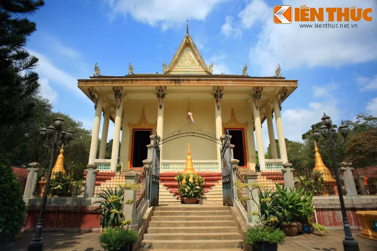 Chính điện chùa Hang Trà Vinh tọa lạc trên nền cao 3m, có nhiều bậc cấp dẫn lên, được trang trí lộng lẫy với nhiều hoa văn, họa tiết. Hành lang quanh chính điện có các hàng cột, ở các đầu cột đều có tượng vũ nữ Kẽn naarr dang đôi tay chống đỡ mái.