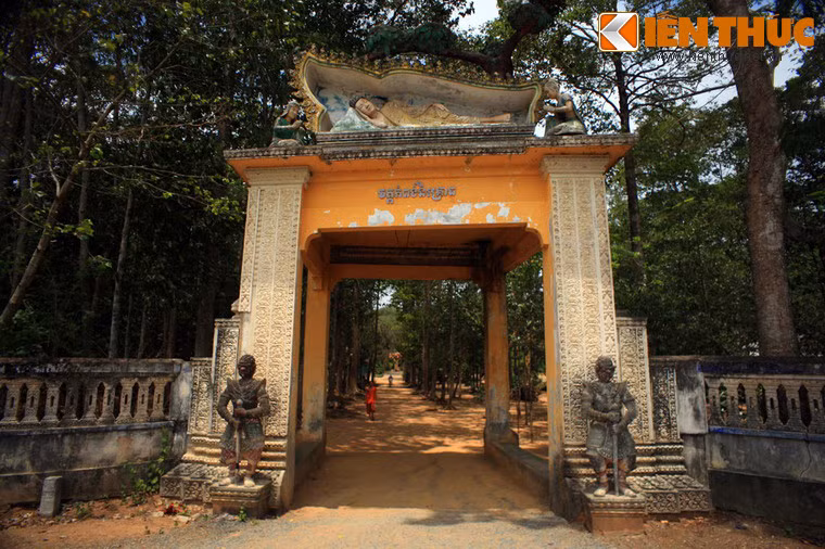 Cổng chính của chùa Hang hướng ra phía bờ sông. Hai bên cổng chính là hai tượng chằn Yak to bằng người thật.