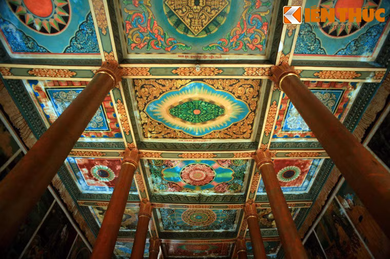 Các bức tường và trần chính điện được trang hoàng bằng những bức tranh rực rỡ.