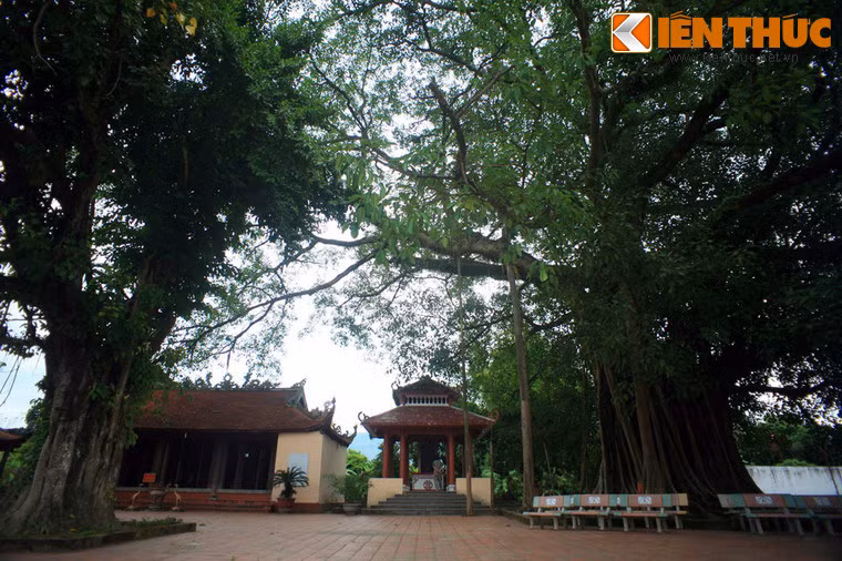 Để tưởng nhớ công lao to lớn của vị thủ lĩnh nông dân Hoàng Công Chất, người dân đã lập đền thờ bên trong tòa thành xưa.