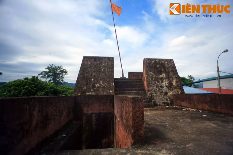 Thành có 4 cửa: tiền, hậu, tả, hữu. Mỗi cửa có đồn cao và vọng gác... Tương truyền, trên mặt thành ngựa, voi có thể đi lại được.