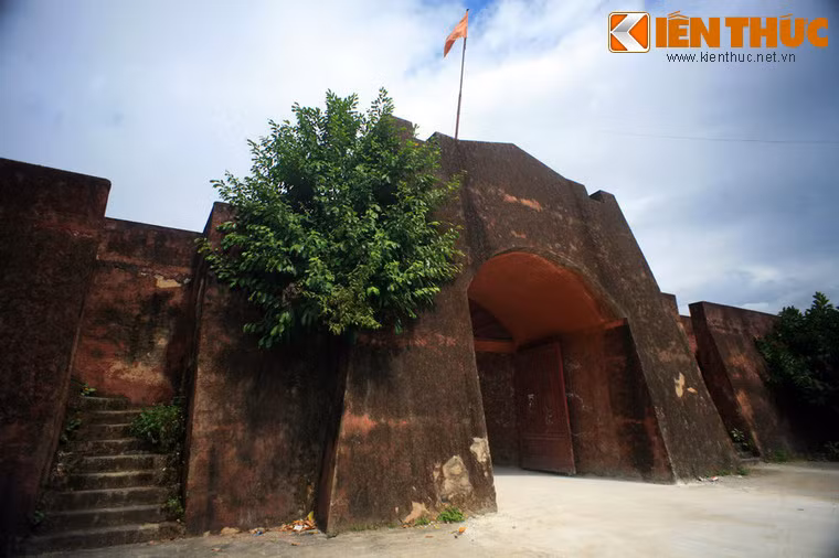 Tòa thành được lãnh tụ khởi nghĩa Hoàng Công Chất xây dựng ở châu Ninh Biên, phủ An Tây làm thủ phủ cho nghĩa quân vào những năm 1758 - 1762.