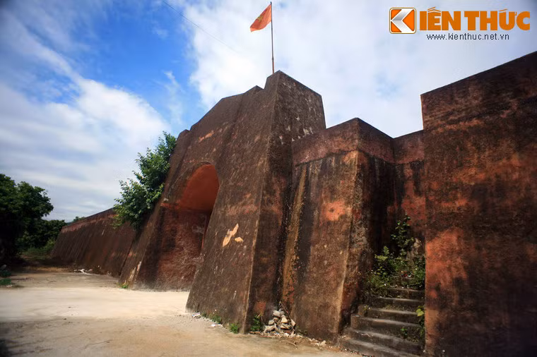 Thành Bản Phủ là chứng tích ghi dấu mốc lịch sử về công cuộc đánh đuổi ngoại xâm, giải phóng Mường Thanh do tướng Hoàng Công Chất lãnh đạo vào thế kỷ 18.