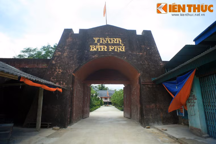 Thành Bản Phủ (còn gọi là thành Tam Vạn, thành Ba Vạn hay thành Sam Mứn) là một tòa thành cổ nằm giữa cánh đồng Mường Thanh, nay thuộc xã Noọng Hẹt, huyện Điện Biên, tỉnh Điện Biên Phủ.