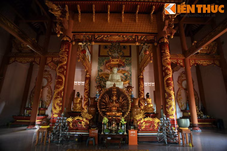 Chính điện rộng 520 m2 nền vách được phối bởi màu sắc phù hợp, tạo cảm giác ấm cúng và sự trang nghiêm. Trung tâm của chánh điện là tượng Phật Thích Ca ngồi bằng đá trắng cao 3 mét. Vách sau lưng tượng được thiết kế một con rồng uốn mình vươn lên, miệng ngậm chiếc “bảo cái” (như lộng che) trên đầu Phật.