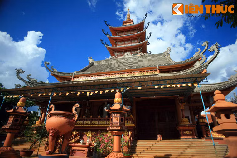 Toàn bộ ngôi chùa được thiết kế bằng bê tông cốt thép, có sự kết hợp hài hòa giữa lối kiến trúc gỗ, với mô típ chùa cổ ở miền Bắc và miền Trung Việt Nam cùng kiểu dáng chùa Nhật Bản và Đài Loan.