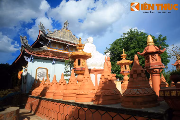 Bên phải sân chùa có tượng Thích Ca lộ thiên cao hơn 3 mét trong thế ngồi thiền, cùng pho tượng Thích Ca ở thế nằm (dài 11 mét) với gương mặt thanh thản tự tại. Đây là 2 công trình nghệ thuật do chính tay trụ trì Thầy Giác Tâm và một số thợ cùng làm trong nhiều năm.