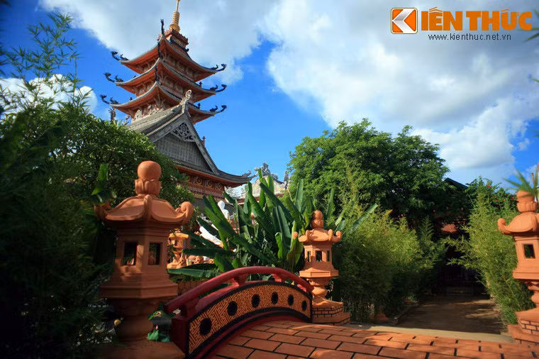 Điểm nhấn của ngôi chùa là mái sau chính điện, được thiết kế với phần tháp ngay chính giữa tâm mái, tạo một không gian chung bên trong tháp và chánh điện. Với chiều cao từ nền chánh điện đến đỉnh tháp hơn 47 mét, chùa Bửu Minh là một trong những ngôi chùa có đỉnh mái cao nhất ở Việt Nam.