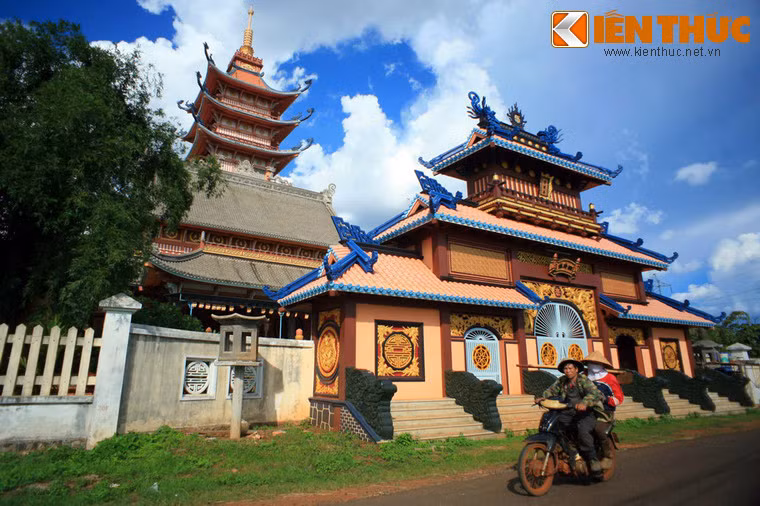 Cổng tam quan của chùa được xây dựng theo mô hình “Hiển Lâm Các” của Đại nội Huế, có 5 mái (tượng trưng cho ngũ phước).