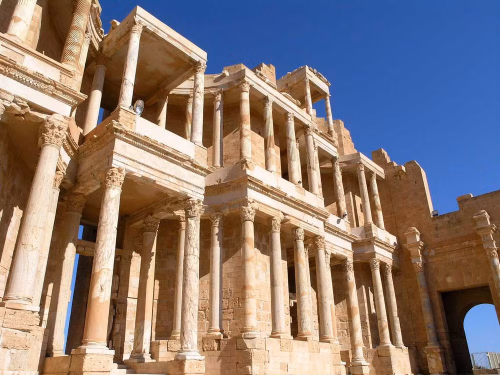 Sau 2 thiên niên kỷ, những gì còn lại của thành phố cổ Leptis Magna là một quần thể kiến trúc đồ sộ với nhiều công trình công cộng hoành tráng như nhà hát, cổng chào, chợ, đền đài... cùng vô số tác phẩm điêu khắc tuyệt mỹ.