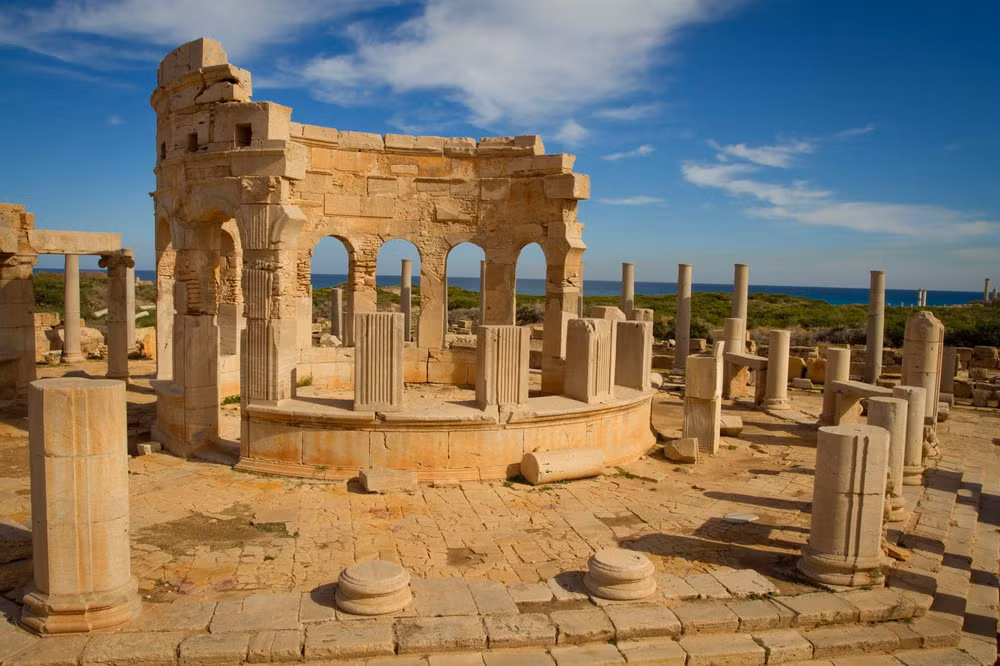 Cùng với sự suy tàn của La Mã, năm 439, Leptis Magna bị người Vandals chiếm đóng. Đến năm 523, một nhóm người du mục Berber cướp phá thành phố, và Leptis Magna không còn bao giờ được phục hồi nữa.