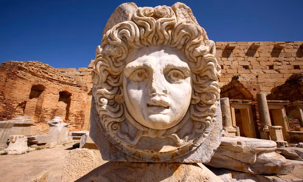 Trong cuộc khủng hoảng của đế chế La Mã từ thế kỷ thứ 3, khi hoạt động thương mại giảm mạnh, tầm quan trọng của Leptis Magna cũng mất đi, và vào giữa thế kỷ thứ 4, phần lớn thành phố đã bị bỏ hoang.