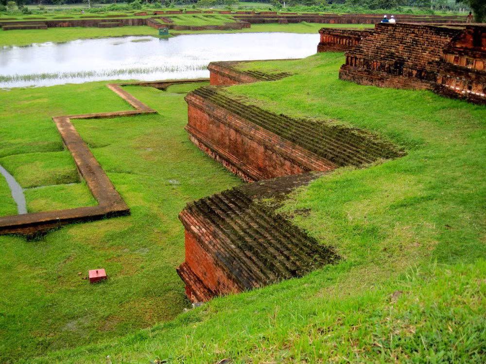 Vào giai đoạn thịnh vượng, Somapura Mahavihara từng là một trong 5 tu viện Phật giáo lớn nhất ở Bengal và vùng Magadha cổ đại.