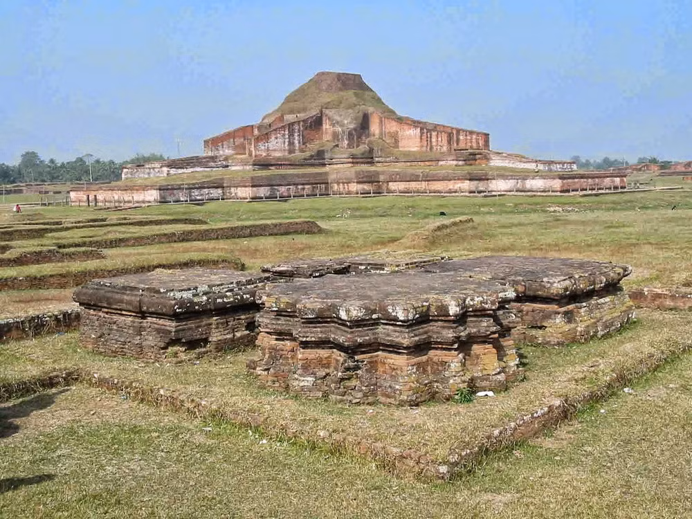 Dưới thời đế chế Sena, tu viện dần suy thoái và bị bỏ rơi vào thế kỷ 13 rồi sau đó là bị chiếm đóng bởi những người Hồi giáo. Mặc dù vậy, quy mô kiến trúc của tu viện khá còn nguyên vẹn.