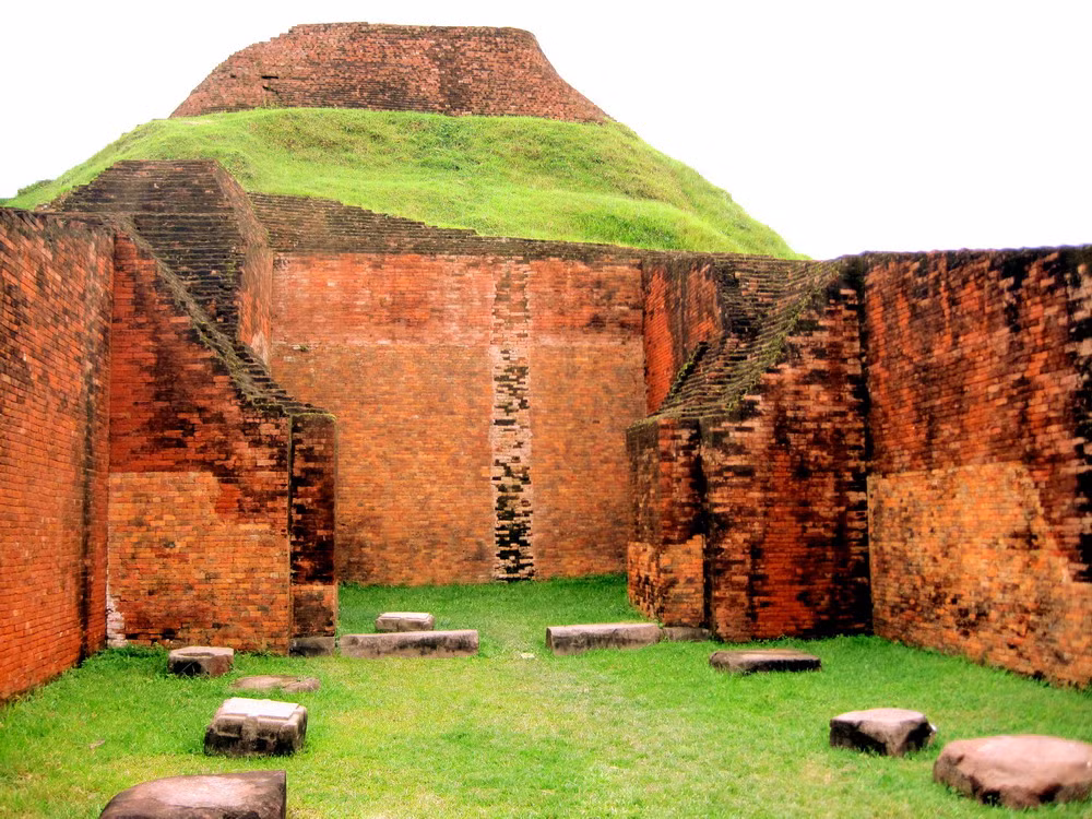 Vào thế kỷ 11, tu viện bị thiêu hủy trong một cuộc chiến tranh. Phải một thời gian khá lâu sau đó, tu viện được cải tạo lại và xây dựng thêm một đền thờ Arya Tara.