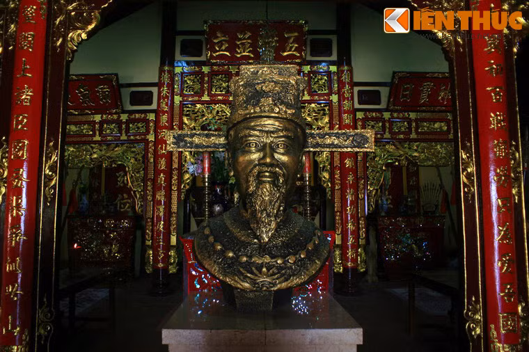 Theo sử sách, Thoại Ngọc Hầu (1761 - 1829) là một danh thần và danh tướng thời Nguyễn đã có công rất lớn trong công cuộc gìn giữ và khai phá vùng đất phía Tây Nam của Tổ quốc.