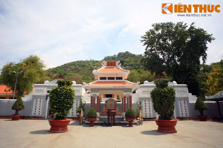 Nằm dưới chân núi Sam thuộc phường Núi Sam, thành Phố Châu Đốc, tỉnh An Giang, lăng mộ danh tướng Thoại Ngọc Hầu còn gọi là Sơn Lăng là một công trình kiến trúc cổ độc đáo của miền Tây Nam Bộ.