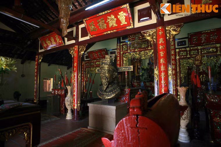 Nội thất khu đền bài trí trang nhã, có tượng bán thân Thoại Ngọc Hầu với đủ đồ lễ bộ, tạo không gian ấm cúng và trang nghiêm.