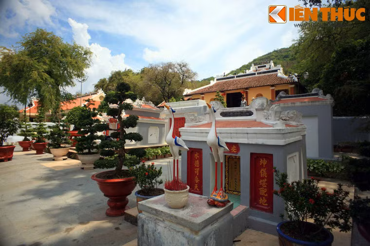 Qua khỏi cổng là ba phần mộ nằm giữa vuông lăng. Mộ phần Thoại Ngọc Hầu nằm giữa, hai bên là mộ bà chính thất Châu Thị Tế và mộ bà thứ thất Trương Thị Miệt (được xây lùi lại một chút để tỏ sự kính nhường).