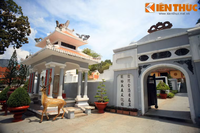 Khu lăng mộ được Thoại Ngọc Hầu cho xây trước khi ông qua đời (1829). Đây là một khối kiến trúc to lớn nhưng hài hòa. Muốn lên lăng, phải qua chín bậc đá ong dài trên trăm mét, rồi mới đến sân. Sân lăng rộng và bằng phẳng, có hai tiểu đình do người đời sau xây dựng: một dùng để chứa tấm bia Thoại Sơn (bản sao), một dùng để tượng ngựa và người lính hầu... Tiếp đến là vòng thành và hai cổng vào lăng hình bán nguyệt được đúc dày rất bề thế.