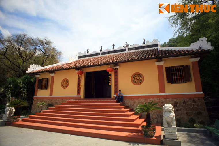 Sau vuông lăng, theo bậc thang lên cao là đền thờ Thoại Ngọc Hầu. Đền tựa lưng vào núi Sam, được dựng lên sau này.