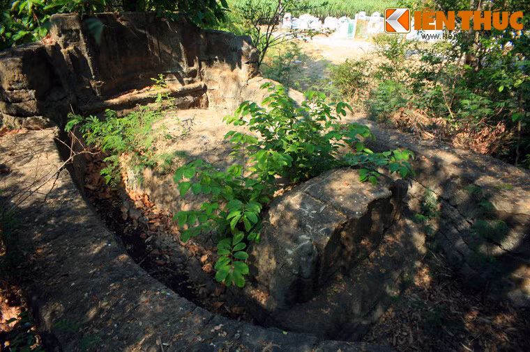 Bên trong là mộ phần có hình mu rùa.