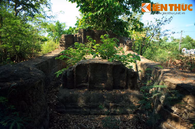 Trước và sau mộ có bình phong.