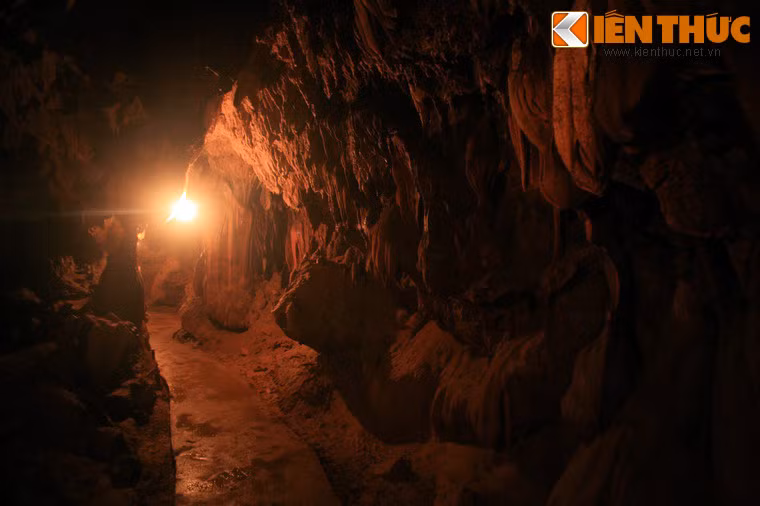 Động Tiên Sơn có đáy khá phẳng, trần cao, được chia làm 49 cung nối tiếp nhau chạy dài thông qua hai sườn núi.