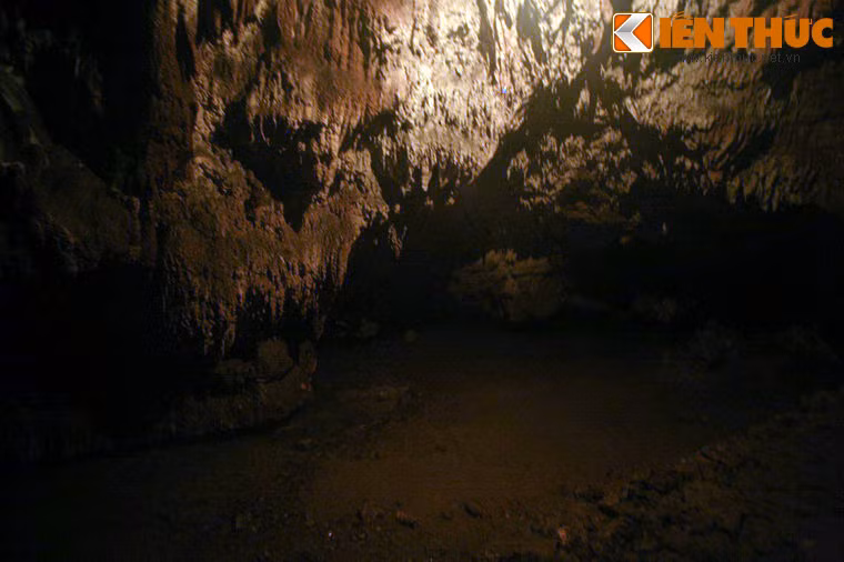 Dưới lòng động có dòng suối trong vắt chảy qua, luồn lách qua các cung như Cung công danh, Lạc Long Quân, Mẫu Âu Cơ, Bà Chúa Kho, giải oan, xin con…