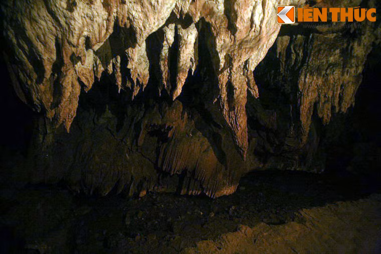 Trong động có nhiều nhũ đá rủ xuống, nhiều măng đá “mọc” từ dưới lên tạo thành các hình thù kỳ lạ, sinh động.