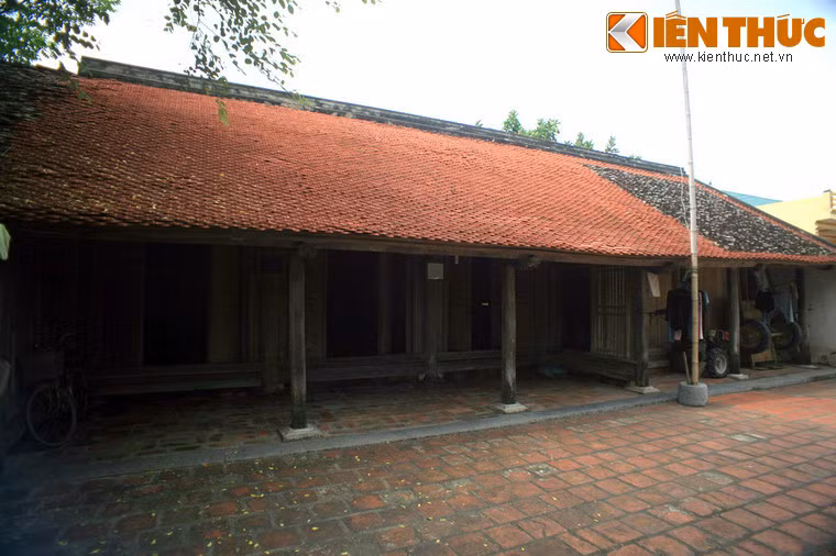 Nằm cách Thành nhà Hồ chỉ vài trăm mét về phía Tây, nhà cổ Tây Giai được coi là ngôi nhà cổ đẹp và nổi tiếng nhất Thanh Hóa.