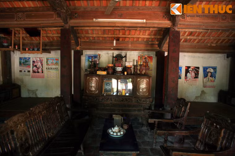 Theo lời kể của ông Tùng, khi xây dựng ngôi nhà này, cụ Tổ ông làm chức quan hàng Bát phẩm của triều đình nhà Nguyễn đã cho mời những thợ giỏi nhất của tỉnh Nam Hà cũ và thợ làng mộc Đạt Tài (Thanh Hóa) về làm ngôi nhà này.