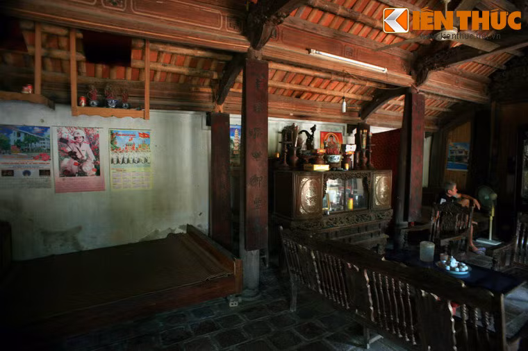 Vì là nhà từ đường (nhà thờ họ) nên nhà cổ Tây Giai có nhiều đồ thờ cổ hình long, ly, quy, phượng chạm khắc cầu kỳ và các bức hoành phi, câu đối cổ vẫn còn nguyên vẹn. Đặc biệt, ngôi nhà có 8 bức câu đối viết bằng chữ Hán Nôm có in ấn tín của nhà vua.