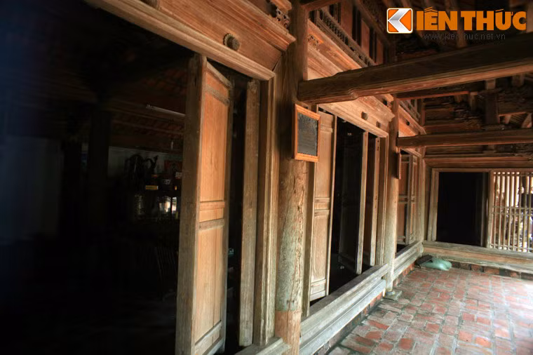 Nhà có 3 cửa chính với 12 cánh, có tác dụng điều hòa bằng cách mở rộng để lấy gió mát và ánh sáng hay đóng kín để giữ ấm mùa đông. Qua 2 thế kỷ, các cánh cửa vẫn rất chắc chắn.