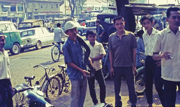 Người đàn ông bán trăn ở góc đường Nguyễn Huệ - Huỳnh Thúc Kháng.